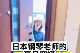 日本钢琴老师的日常穿搭 显高显瘦的小黑裙搭配德训鞋，减龄又实用。#日系穿搭#小黑裙#德训鞋#日本 #抖音商城浪漫七夕节视频封面