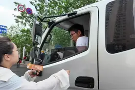 马上就办：综合治理摊贩占道经营乱象
惠济商贩转移阵地仍被查
金水城管：现场指明合规摆摊点
#城管执法 #郑州