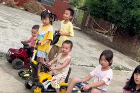 小孩子玩车的快乐#儿童工程车视频大全 #儿童汽车动画 #儿童视频 #萌娃骑车 #儿童动画视频封面