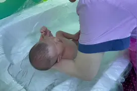 宝宝37天带出去洗澡，在洗澡前滴入几滴桃子水更舒爽