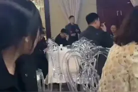 一对新人结婚，新娘父亲新郎父亲反应截然不同。#婚礼那天 #嫁女儿和娶儿媳的区别视频封面