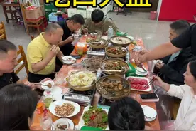 带着直播团队去吃特色信阳菜四大盆！视频封面