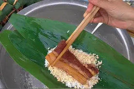 #包粽子喽  慢动作广西肉粽的包法，你学会了吗？#好学易懂的粽子包法 #粽叶飘香迎端午 #端午节 #广西肉粽视频封面