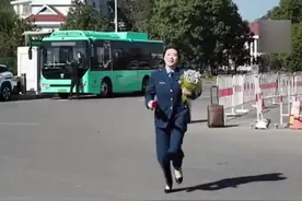 从军12年的丈夫退伍回家，退伍5年的妻子穿上军装飞奔迎接，出站口夫妻拥抱团圆视频封面