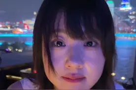 今天是茜茜来广东的第八天，我带她到广州玩啦！在广州塔下吃饭，顺便看看江景，最后茜茜说在这边闲不住，想找一份工作做，其实我不太愿意让茜茜找工作，但如果她想，那我一定会全力的支持她！大家一起帮文文出出主意，实在不行就不让她去找工作吧！#文文报恩记 #娃娃亲后续 #文文和茜茜 #vlog日常 #原创视频