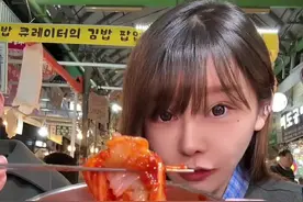 韩国街头传统市场 辣拌手擀面酱蟹香迷糊 #万物皆可种草搜 #韩国美食 #美食vlog视频封面