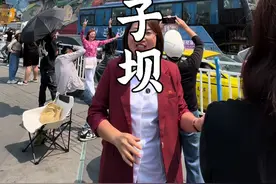 真的有轻轨，穿过住宅楼？也太神奇了！ 不吵吗？晚上能睡着吗？重庆真是太魔幻了#发现中国之旅 #为中国小城上分 #重庆 #春游季 #魔都视频封面
