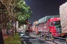 本人研究了很久的最佳方案，导航新海港是市区的车辆通道，去到那里不让进不去，要你掉头回去离岛车道排队。导航里面搜索新海港码头过海小客车进港通道，或者导航长滨北路都可以，只有这条线路，跟着指示牌走就行，车不会少，这几天车超多，当然！也仅供参考奥，如果临时有变动按当时情况决定！#星光不问赶路人 #整车发货 #披星戴月 #一人一车闯天下 #轮渡过江视频封面
