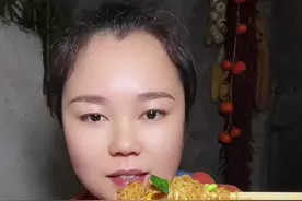 广东炒米粉来啦！米粉炒法：第一步将米粉放入冷水中浸泡30分钟后捞起，沥干20分钟备用（米粉是在沥水过程中软化）第二步干锅烧热放油，打入鸡蛋炒碎，再放入红辣椒、胡萝卜丝、豆芽、等炒至八分熟后加入米粉，这时候关小火加入老抽、盐、蚝油、炒粉料、葱，大火翻炒1分钟左右即可起锅 #美食 #广东炒米粉