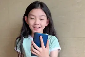 Sofia楼道翻唱《不要慌太阳下山还有月光》 爱的人会如愿陪在你身旁～ 提前祝大家中秋节快乐！ #上热门 #天籁童声 #爱唱歌的Sofia #不要慌太阳下了有月光 #爱唱歌的小女孩 @DOU+小助手 @DOU+上热门视频封面