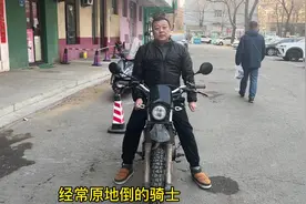 骑摩托车双脚落地好？还是单脚落地好？#摩托车 #爱机车爱生活
