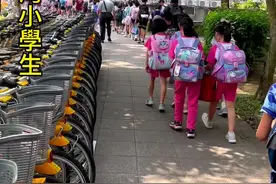 台灣小學生放學啦，禮拜三穿便服，只上半天課#台湾#台湾小学生#放学#随拍 #路人视角视频封面