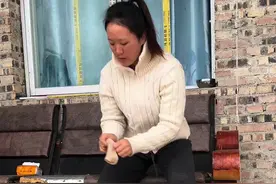 有点忙视频剪晚了  今天叔叔他过来帮忙切砖，今晚叫上奶奶婶婶他们一起过来吃饭，也不知道要做什么吃的了 就简简单单的做了水煮鸡，炒 油炸肉 还有洋芋 那份凉菜是上次弟弟 弟妹过来的时候带来的 一直没舍得吃 今晚就拿出来给大家尝尝#记录真实生活 @DOU+小助手