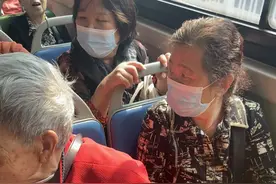 昆明这公交车全是爱心卡，还经常吵架争座位！都不知道公交公司靠什么盈利！#昆明公交 #爱心卡视频封面