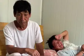 我婶真是个奇迹，从医院出来后不但好了，还能下床偷喝潘叔的酒#十亿流量扶持计划