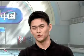 在今天凌晨结束的4×100米混合泳接力决赛中中国队以0.12秒的微弱劣势输给了美国队！很多网友质疑为什么没有上潘展乐？我们听听孙杨是怎么说的！#孙杨谈男女4x100混合泳接力 #游泳#奥运会视频封面