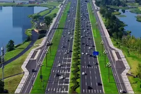 全世界最长的城市“中轴线”成都天府大道，全长笔直150公里，一眼望不到头，你有走过吗？#跟我打卡最红地标 #我的城市由我拍 #网红公路 #天府大道 #旅行推荐官视频封面