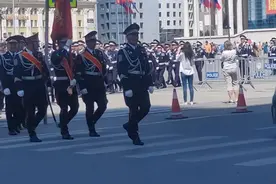蒙古国于1921年宣布独立，同年建立起最初的警察制度，后经多次修改。今天的蒙古国警察隶属于法律和内务部，最高警察机构为国家警察厅，总部位于首都乌兰巴托。其下设有管理、后勤、刑警、交警以及警察学院等多个部门，现役警察11200余名，负责打击犯罪、户口登记、交通管理、消防、内卫等工作。礼服分高级警察和普通警察两种，分别为金色装饰和银色装饰。#蒙古 #抖音看世界#海外生活#警察#原创作品视频封面