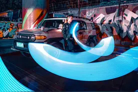 光绘创作最常见的问题：为什么拍不到拿灯的人？ 大白话回复一下：这样理解如果我在画面里，需要满足下面其中一个条件：①物体很亮②在画面里待的时间够久,且保持不动；灯/场景就满足条件①，模特就满足条件②所以拿灯的人就不满足不会出现在画面 #光绘摄影 #广州约拍 #广州摄影师 #光绘教程视频封面