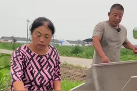 干点活把车掉沟里了#夫妻日常 #农村生活视频封面