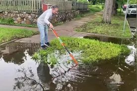 外国大叔清理自家门口的积水，将下水道口捅开之后视频封面