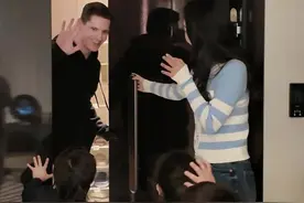 即使没有爸爸的存在，单身妈妈也要把孩子培养好。今天是和三个混血宝一起学英语的时间！对于成年人来说，最好的医美就是学习。对于孩子来说，最好的教育就是和孩子一起成长～家教老师认真负责，教的不错！姐妹们，你们说我要不要把这个家教包个年呀？#李雪珂 #混血三胞胎 #单身妈妈视频封面