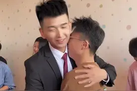 姐姐出嫁弟弟依依不舍，不让姐姐走把婚鞋藏起来，姐夫一个拥抱融化了小舅子的心视频封面