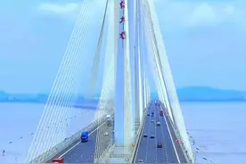 嘉绍大桥位于浙江杭州湾海域，是嘉兴市与绍市相连接的跨海大桥，是世界上“最长最宽”的多塔斜拉桥，全长约69.5公里。#中国超级工程里的世界之最 #雄伟壮观 #现场实拍