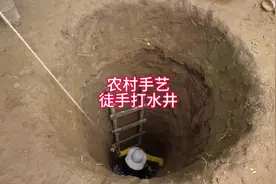 小莉竟然一个人徒手在自家挖了一口水井，这手艺简直太牛了！视频封面
