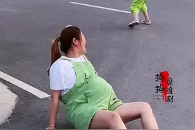 妈妈路边临盆，5岁女儿下跪拦车向路人求助，懂事的孩子让人心疼……#瞬间戳中泪点 #看哭了视频封面