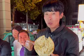 在临沂市里的朋友们，带三姐和秀去夜市吃我们当地小吃，距离上次吃夜市小吃还是20多年前在这里打工的时候，那个时候还不认识秀秀，时间过的是真快啊这一晃20年了过去了！味道还是那个味道但人已不是那帮人了！由于身体原因很多好吃的我都不能吃，这些天真是馋毁了。😅#记录真实生活#乡村生活里的温情 #城市里的烟火气 #街边小吃视频封面