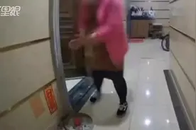 #女子多次楼道烧香倒灰撒冥纸邻居崩溃#：谁来管管视频封面