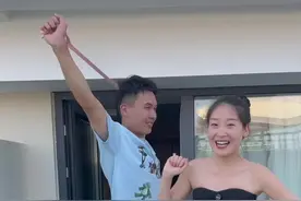 好多姐妹问我把背练薄需要多久，都说我的背好看，穿衣服也有气质，用我的经验告诉你！居家一根弹力带加这4个高效动作，含胸驼背，后背肉厚的姐妹，咱们一起打卡，赶紧试试吧！#让背部变薄的方法#拉力器#改善含胸驼背#居家锻炼#开肩美背