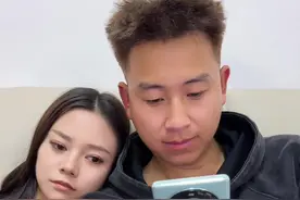 你偷看情侣手机的样子 #抖音生活美食季 #搜地方菜测你未来的另一半