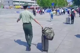 兵哥哥一身戎装退伍归来，女友拿着鲜花在车站等待，拥抱那一刻是攒够了所有的思念！#退伍季女友接站 #异地恋视频封面