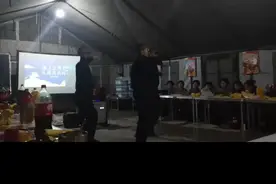 军恋跟异地恋是完全没法比的 军恋是女生被动地等男生的消息只要男生交手机了就不能聊了 异地恋可以随时发消息 军恋是女生去到男生的城市然后默默一个人回去而异地恋可以双向奔赴 军恋是靠着男生画着大饼几句承诺的话寸未来充满希望而异地恋可以共同努力 军恋唯一的补偿就是钱 没有完整的情绪价值 是两个独立的个体在各自做自己的事情 #异地恋 #拥军女孩 #青春有很多样子庆幸的是有我迷彩的样子 #军旅生涯