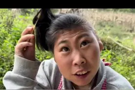 燕琴梳个头都要跑去找二娘，回来会帮爸妈的忙扫柜子 #记录真实生活 #农村生活 #生活