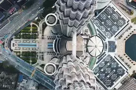 马来西亚首都—吉隆坡，东南亚经济排名第二的城市，是马来西亚第一大城市，面积244平方公里，人口大约205万，人均2.87万美元，这里有全球最高的双子塔之一，这样的城市放在国内算几线城市？#马来西亚 #吉隆坡 #旅行大玩家