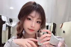 五个吃饭拍照万能姿势快来学！氛围感十足#氛围感拍照 #拍照姿势 #可颂 #吃饭拍照视频封面