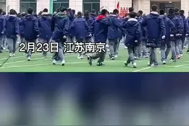 江苏南京：特别的课间操！南京一中学课间跳《快乐崇拜》，最后一排三个男孩表现亮眼。@敏敏视频封面