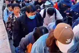 10月2日泰山又开启人从众模式，今天爬泰山的有“一个亿”！网友：又是一个抬头看腚，转身是头的假期！#泰山 #泰山会制服每一个嘴硬的人 #夜爬泰山 #人山人海太热闹了 #泰山日出