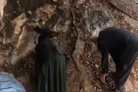 大雨下的一家人。#视频来源于网络 #国外视频分享 #抖音看世界视频封面