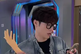 如何改掉男友爱玩手机低头族的坏习惯#情侣日常 #你们的男友也是这样吗 #意想不到的结局#整蛊