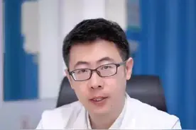 脑膜炎奈瑟菌为流行性脑脊髓炎的病原菌，主要通过飞沫传播，由呼吸道侵入人体，可引起化脓性炎症，侵袭脑脊髓膜，导致高热、头痛、呕吐、颈项强直等症状，可危及生命，如出现类似症状，需及时就诊，“通常流行性脑脊髓炎病情进展较快”。  该疾病在婴幼儿及免疫力低下人群中易发，平时应保持良好卫生习惯，勤洗手，做好室内开窗通风，避免与病人亲密接触，“最重要的还是接种疫苗”。目前国内有多种流行性脑脊髓炎疫苗可供选择，按照免疫规划程序及时接种疫苗，能有效预防流行性脑脊髓炎发生。 #神经外科 #医学科普 #流行性脑脊髓膜炎 #同济医院神经外科张所军视频封面