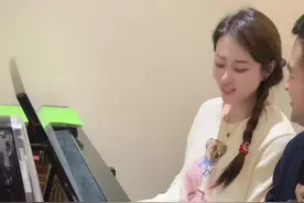 😎 5分钟教学，节奏感不错👍默契度更不错🎄圣诞以后就是新年快乐啦～祝我们你们天天快乐#我的生活日记 #铃儿响叮当#情侣日常#圣诞就是要听圣诞结视频封面