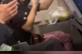 #乘客吐槽女子高铁上吃榴莲  铁路客服回应：可以携带，不能在列车上食用。你怎么看？#榴莲 #高铁视频封面