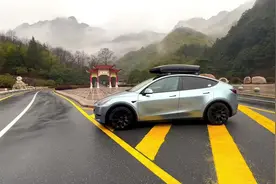 特斯拉露营模式要注意什么 一晚上掉电情况 怎么才能睡的舒服视频封面