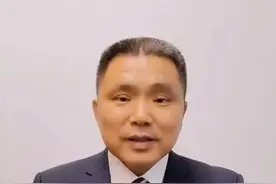 近日，重庆一男士花10元买彩票，喜中3342万元巨奖。2023年10月11日上午，他只身一人来到福彩中心办理了兑奖手续，全程不愿多言，仅15分钟领走今年重庆双色球最大奖。这是2013年以来，重庆色球第四位中奖超过3000万的彩民。那么，彩票奖金到底属不属于夫妻共同财产呢？#男子中3342万元巨奖15分钟火速领奖#法律咨询#律师#法律视频封面