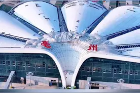 这里是传说中的亳州机场，位于亳州市东南方，预计十月份准备试航，机场内设有四处登机口，正常运营后，票价不贵，经济实惠，抱着以人为本服务大众的理念，将通往华东、华南、华北、西北以及东北地区，北京、广州、上海、福州、厦门、杭州、深圳、三亚、成都、昆明、长春、桂林、乌鲁木齐、哈尔滨等，通航后，亳州将真正意义上的实现，与北上广深正式接轨，以后超出他们也指日可待…#亳州机场 #亳州飞机场 #亳州回忆