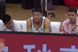 胆儿哥也有鄙视链，丛明晨替补席批评新人，这操作给艾伦和继伟都整蒙圈了，没见过这场面阿#辽宁男篮 #郭艾伦 #赵继伟 #丛明晨 #搞笑视频视频封面